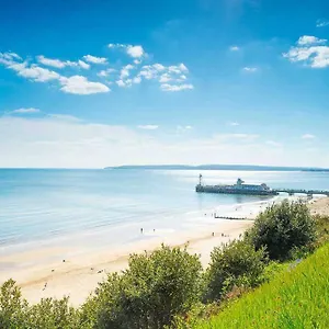 Spacious 4 Bed Rooms, Parking, Garden And Near Parks, Beaches And Holiday home Bournemouth