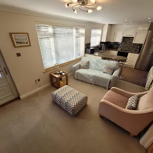 The Mumbles - Bungalow - 2 Bedrooms - Pet Friendly Holiday home Swansea