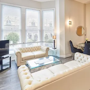 Host & - Three Bays Apartment Scarborough